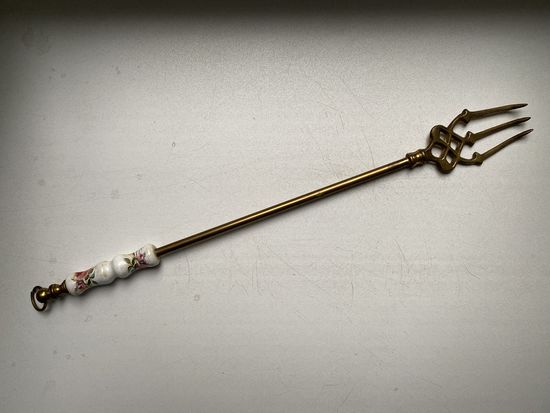 Вилка большая, латунь.