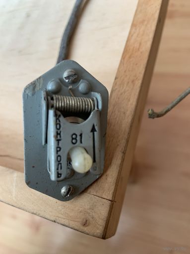 Оригинальный переключатель от самолётного советского оборудования с откидной -на пружине , предохранительной "скобой"!