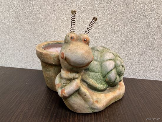 Декоративное керамическое кашпо в виде улитки.