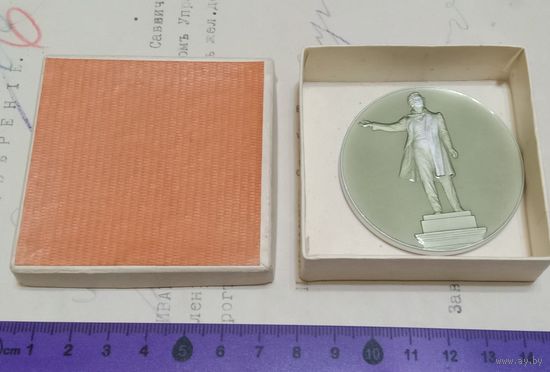 Красивая настольная медаль, в память А. С. Пушкина, в оригинальной коробочке.