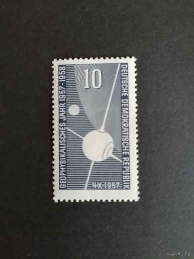 ГДР 1957 Марка "Международный геофизический год" (чистая* след от наклейки) Mi.603 каталог 0.50 евро