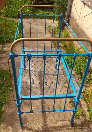 Раритет, таких уж нет: детская кровать (кроватка) с функцией опускания боковых шторок. 50-е годы ХХ века.