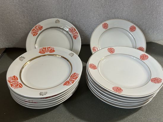Тарелки СССР 17 см красный рисунок золотой ободок 7 шт цена 12 руб // 14 шт цена 22 руб