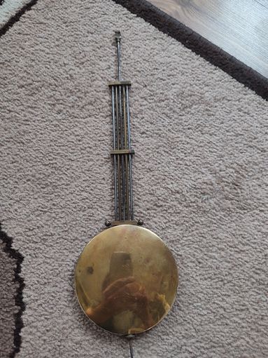 Маятник старых настенных часов