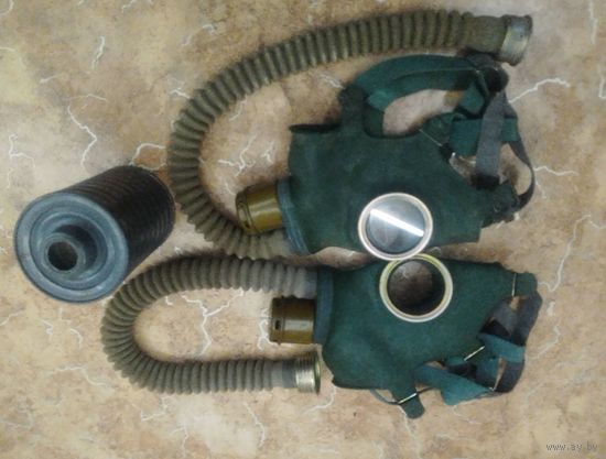 2 маски от противогаза и один фильтр.