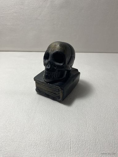 Статуэтка Черепа на книге