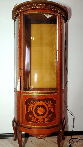 Старинная витрина.