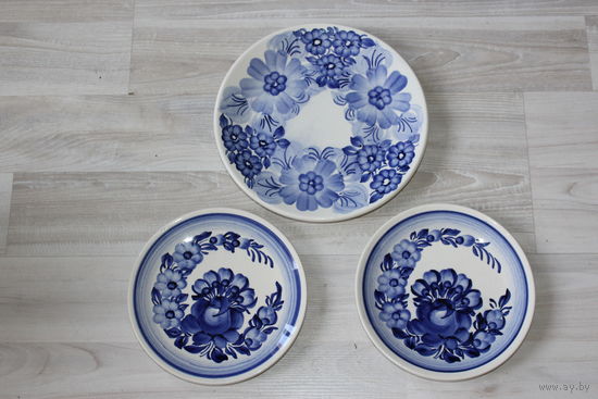 Набор настенных, фарфорово-керамических тарелок, по всей поверхности тарелок - кракелюр, клеймо, Польша.