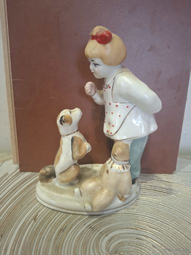 Фарфоровая статуэтка = девочка с собачкой=зхк