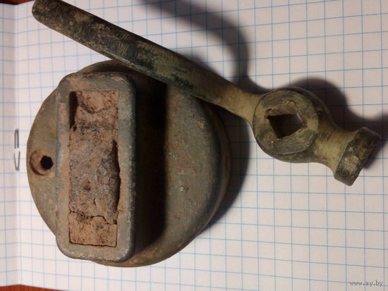 Часть фары и  мотодеталь наверное. В ПРОДАЖЕ ТОЛЬКО ТИТУЛЬНОЕ ФОТО. ДВЕ ДЕТАЛИ.