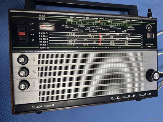 Радиоприемник "Океан-209". в отличном состоянии