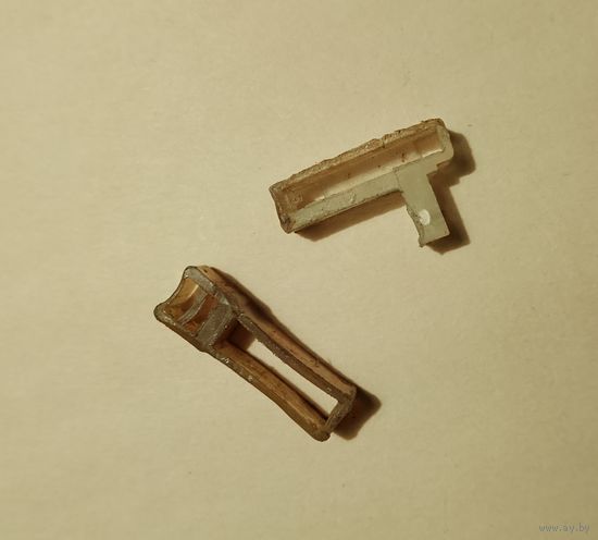 Фиксаторы (держатели) плоской ферритовой антенны карманного (переносного) радиоприемника.