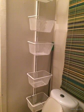 Навесная полка можно использовать для ванной комнаты (я именно так и использовала), либо для другой комнаты, в пятью корзинами. Металл, белый цвет.