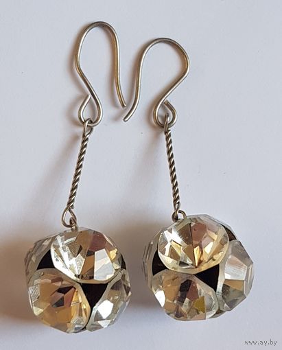Серьги, шарики из кристаллов, сверкают. Длина 4,5 см. Диаметр шарика 1,5 см. 80-е годы. Мельхиор.