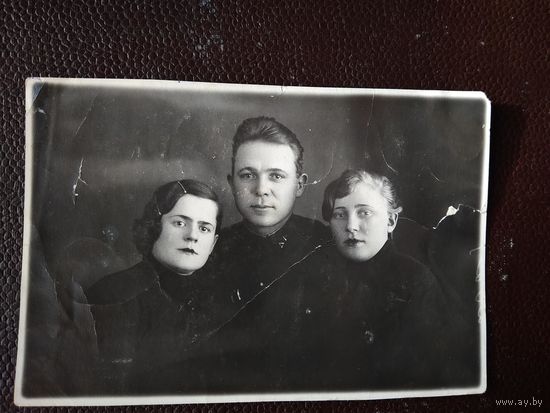 Фото 2-х женщин и военного. 1938 г. 8.5х12.5 см
