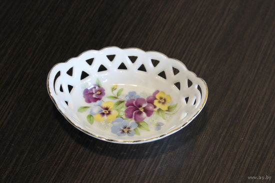 Винтажное, фарфоровое блюдо, выполнена в стиле "Плетеная корзина", с ажурными краями, цветочными узорами и золотистой отделкой.