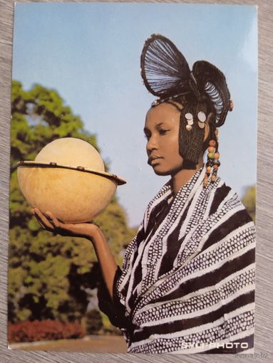 Этнография, шляпки. Гвинея. Молодая женщина в традиционном головном уборе