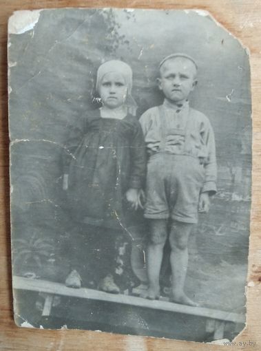 Фото мальчика и девочки. Рославль. 1930-е. 5.5х8 см.
