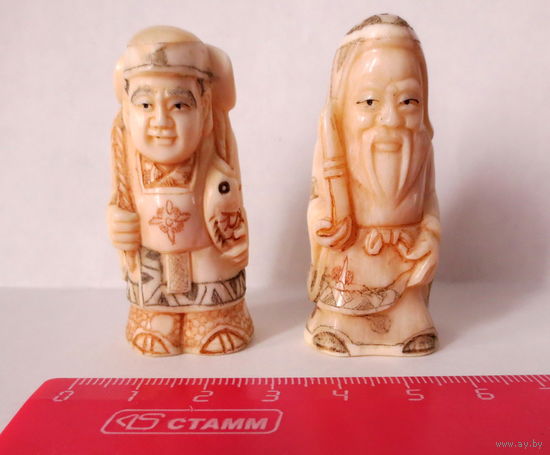 Нэцкэ. "Рыбак с уловом" и "Старец со свитком". Оригинальные (настоящие нэцкэ). Японские резные фигурки. Кость (слоновая). Отверстия для шнура. Клейма мастера. Цена за обе нэцкэ. Очень красивая работа.