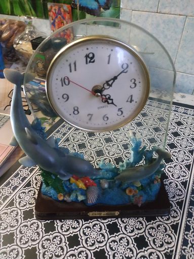 Часы настольные кварц,очень красивые. На ходу . Состояние на скане.