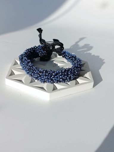 Широкий вязаный браслет из бисера