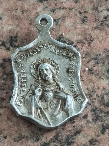 Нательная католическая ладонка. Все на фото.