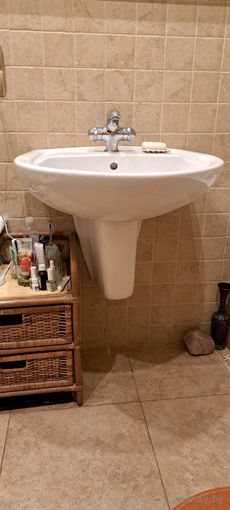 Полупьедестал к умывальнику Villeroy & Boch высота 35 см., ширина вверху 28 см., глубина 29 см.