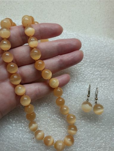 Комплект: бусы и серьги из Селенита.