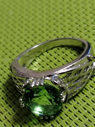 Кольцо с зеленым камнем