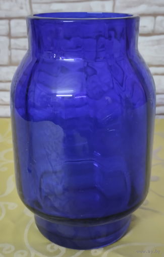 Ваза из толстого кобальтового двухслойного стекла, произведенная в СССР.