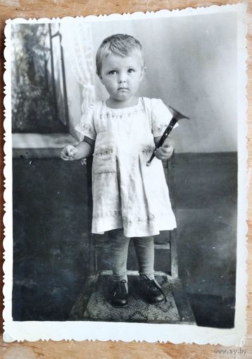 Фото девочки с дудочкой. 1930-е. 8х11 см.
