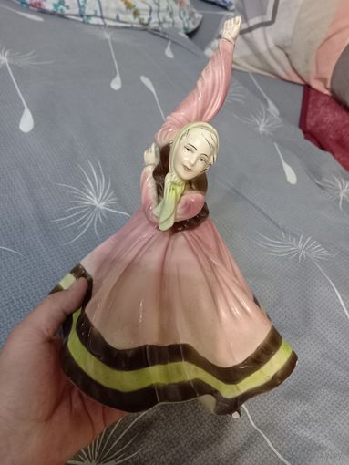 Фарфоровая статуэтка Танцовщица. Плясунья. Танцующая девушка 25 см.