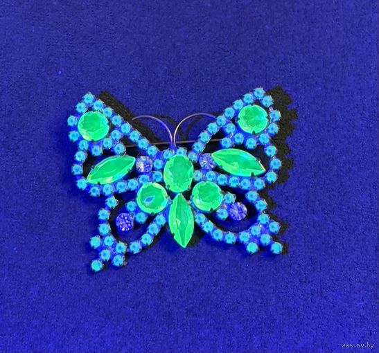 Брошка - бабочка из уранового стекла . Производство Чехия