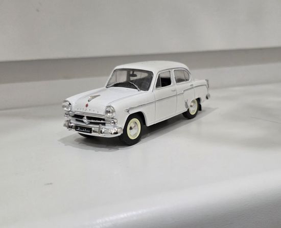 Модель автомобиля Москвич-407 в белом цвете от DeAgostini