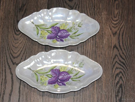 Фарфоровые тарелки в форме листа с цветочным рисунком, на которой изображены фиолетовые ирисы и желтые цветы, клеймо.