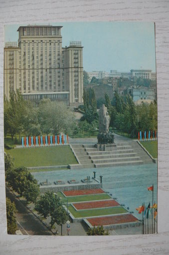 Богданов А., Киев. Монумент в честь Октябрьской революции; 1980, 1981, чистая (ДМПК).