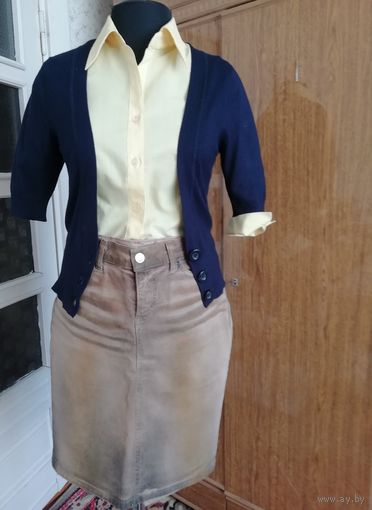 Необычная красивая джинсовая юбка, рубашечка из cotona и синяя укороченная трикотажная кофточка одним лотом. Размер44.