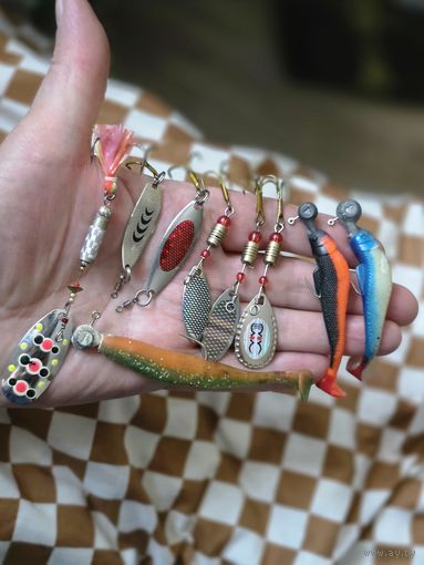 Для рыбалки блесны разные вертушки, колебалки, силикон