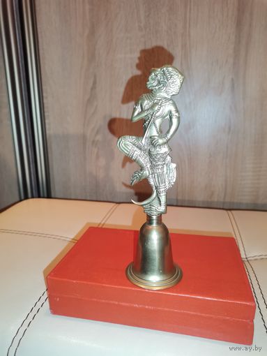 Латунный колокольчик с рукоятью в виду фигуры Ханумана, индуистского бога-обезьяны, высота 17 см.