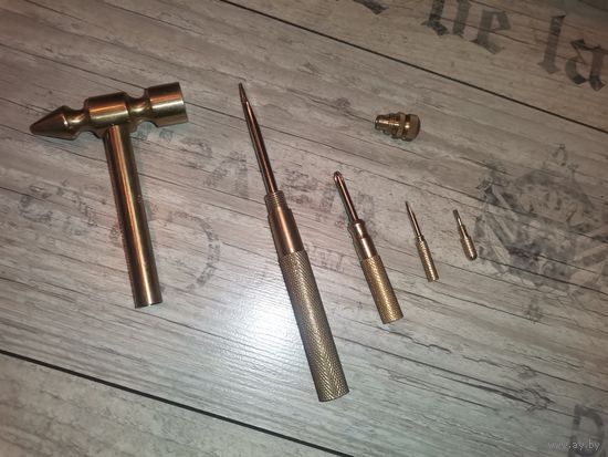 Латунный молоток с четырьмя отвёртками, длина 19 см.