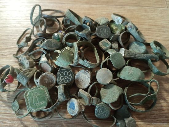 Перстни, кольца, щитки , около 90 шт.