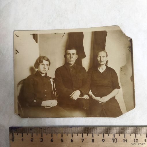 Фотография. История СССР в лицах. 1937 г. Семья в ожидании НКВД. Суровые лица советских людей.