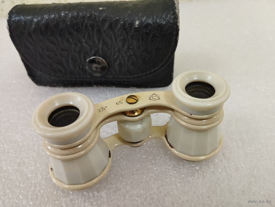 Бинокль театральный в футляре. СССР