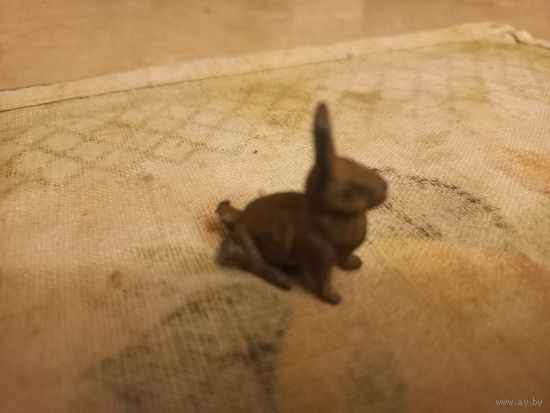 Свистулька в виде зайца.