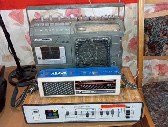 Магнитофон - приемник  " Радиотехника Рига 111 " , Приемник " Радиотехника РП-8330 " и  Светомузыка "  Спектр 301 " . Всё одним лотом .