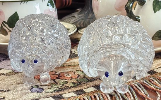 Пара ежей из стекла