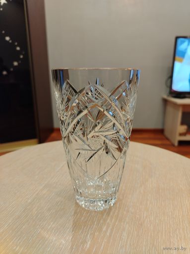 Красивая хрустальная ваза.