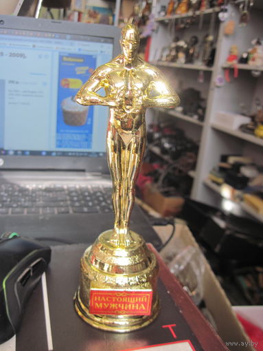 Подарочная пластиковая статуэтка "Настоящий мужчина" в упаковке.