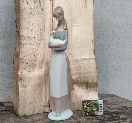 Фарфоровая статуэтка Nao Lladro девушка с гусем