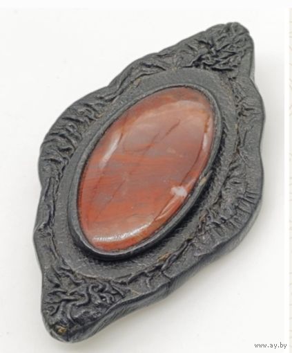 Брошь Камень в коже.